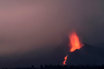 Las autoridades han mantenido a unas 3.500 personas confinadas hasta la por la nube tóxica generada por el contacto de la colada con una cementera. Según el último informe del Instituto Geográfico Nacional, se han registrado un total de 64 movimientos sísmicos en la zona de La Palma, de los cuales seis se hicieron notar en la localidad insular
