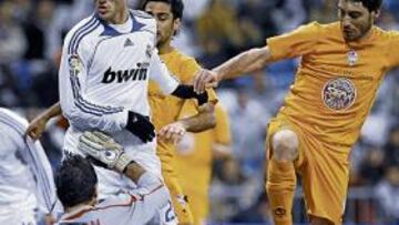 <b>RICARDO FUE EL HÉROE</b>. Ricardo Molina ha sido el héroe de la eliminatoria. Las paradas de este almeriense de 23 años estuvieron a punto de inflamar el Bernabéu. Ricardo llegó al Alicante esta pretemporada procedente del Almería, en cuya cantera se formó. Curiosamente no ha debutado en la Liga, en la que Unanua le cierra las puertas. Es el portero de la Copa, ya que en esta competición ha hecho pleno en las tres rondas anteriores.