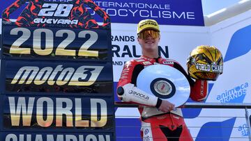 Valresa GASGAS Aspar's Spanish rider Izan Guevara celebrates with the Golden Helmet on the podium of Moto3 Australian Grand Prix at Phillip Island on October 16, 2022, ahead of the MotoGP Australian Grand Prix. (Photo by Paul CROCK / AFP) / -- IMAGE RESTRICTED TO EDITORIAL USE - STRICTLY NO COMMERCIAL USE --