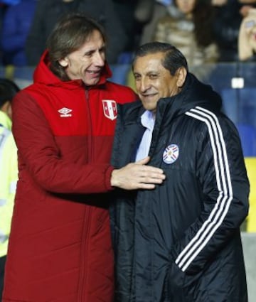 CA13. CONCEPCIÓN (CHILE), 03/07/2015.- Los entrenadores de Perúa Ricardo Gareca (i) y de Paraguay Ramón Díaz se saludan antes del inicio del partido Perú-Paraguay, por el tercer y cuarto puesto de la Copa América de Chile 2015, en el Estadio Municipal Alcaldesa Ester Roa Rebolledo de Concepción, Chile, hoy 3 de julio de 2015. EFE/Javier Valdés