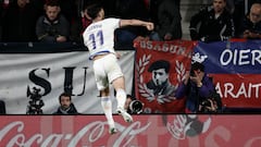 PAMPLONA, 20/04/2022.- El centrocampista del Real Madrid, Marco Asensio, celebra el segundo gol del equipo madridista durante el encuentro correspondiente a la jornada 33 de Primera División que disputan hoy miércoles frente a Osasuna en el estadio del Sadar, en Pamplona. EFE / Jesús Diges.
