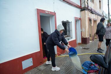 Un vecino de San Fernando achica agua de su casa con cubos, a 31 de octubre de 2024, en Cádiz.