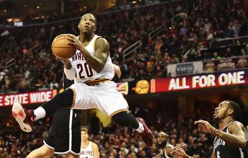 20. Kay Felder (22 años y 1,75). El base disfruta de su primera temporada en la NBA. Su aportación no ha sido muy relevante durante la campaña regular, pero tras el fichaje de Deron Williams ya ni cuenta: aún no ha debutado en estos Playoffs por el título.