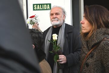 Lluís Homar sale de la capilla ardiente de Marisa Paredes en el Teatro Español. 