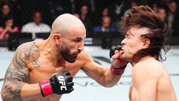 Alexander Volkanovski golpea a Diego Lopes en el UFC 314 de Miami.