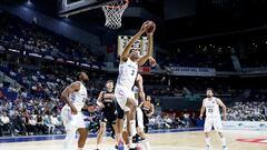 Anthony Randolph, que regresó a las pistas el pasado 2 de abril tras encadenar dos lesiones muy graves, atrapa un rebote en presencia de Yabusele y Llull.