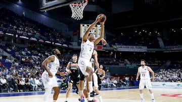 Anthony Randolph, que regresó a las pistas el pasado 2 de abril tras encadenar dos lesiones muy graves, atrapa un rebote en presencia de Yabusele y Llull.