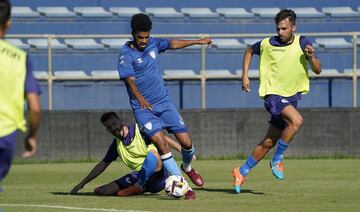 Momento del partido entre el M¨¢laga y el V¨¦lez.
