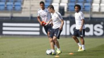 Bale (centro) junto a Varane (izq.) y Marcelo.