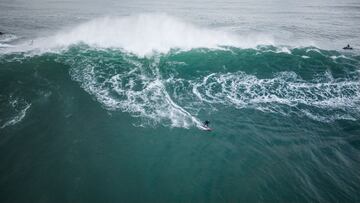 Laura Coviella surfea las olas gigantes de Nazaré. 