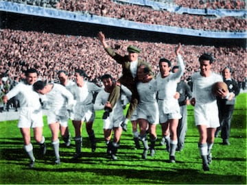 Habían transcurrido veintiún años desde que el Madrid conquistase su último título de Liga (temporada 1932-33). Demasiado tiempo para un club cuyas exigencias eran mucho más importantes. Pero todo eso iba a cambiar. Hacía diez años que Santiago Bernabéu había tomado el mando del club y su proyecto empezó a tomar forma con la llegada de Di Stéfano. Con la Saeta Rubia, el Real Madrid comenzaba una nueva era. Una época que le llevaría a ser considerado el mejor club del Siglo XX. Pero vayamos por partes: Bernabéu se fijó en el delantero de Millonarios en el Torneo que organizó para celebrar las Bodas de Oro del club en 1952. La Saeta maravilló por su juego a lo largo y ancho del estadio de Chamartín, y decidió incorporarlo a la disciplina blanca. Sin embargo, el Barcelona también se interesó por el argentino. Tras varios meses de conflictos entre todos los clubes interesados, el Madrid fue el equipo que finalmente se hizo con sus servicios. Y no se equivocaría. Aparte de Di Stéfano, Bernabéu también fichó a otros jugadores, como el extremo cántabro Paco Gento, los porteros Manolo Pazos y Juanito González, fichados para reforzar el puesto ante las dudas existentes en torno al rendimiento de Juanito Alonso. También llegaron los medios Becerril y Goñi; y los delanteros Atienza I, Juanito Vázquez, el uruguayo Britos y Pérez-Payá, quien tenía ficha de amateur con el Atlético. Al frente de todos, Bernabéu dio el sí al entrenador uruguayo Enrique Fernández. 

En realidad, Fernández fue fichado como nuevo entrenador del Real Madrid por el secretario técnico del club, Juan Antonio Ipiña, que fue su auténtico valedor. El técnico uruguayo llegaba avalado por las dos ligas que conquistó como entrenador del Barcelona en 1948 y 1949. Además, antes de la Guerra Civil había sido también jugador azulgrana. Sin embargo, no todo iban a ser facilidades: Fermández no era partidario del sistema WM, opinión que generó bastante polémica, puesto que era el sistema habitual de la época y, prácticamente, todos los 
equipos jugaban de esa manera. Ese encontronazo haría que, pese a que el Madrid ganó el título de Liga tras veintiún años de sequía, durase sólo un año y medio en el banquillo blanco, pero con él comenzó la época dorada del gran Real Madrid de los 50.

Fernández dispuso de una plantilla llena de recursos, en la que dispuso que los dos interiores (Olsen y Molowny fueron los más habituales) se asociaban bien con los medios (Miguel Muñoz y Zárraga) en las situaciones que así lo requerían. El juego de ataque fue demoledor, con un Di Stéfano espectacular: se proclamó máximo goleador con 27 goles marcados en 28 partidos.