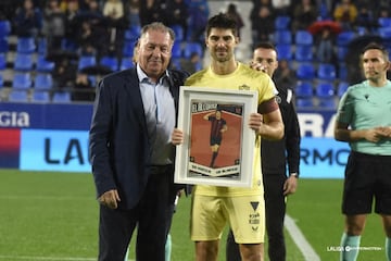 Agustín Lasaosa,presidente del Huesca, entrega una placa a Gonzalo Melero.