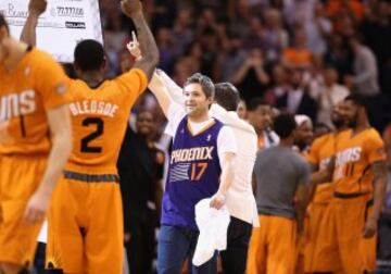 Tim Boven celebra la victoria con alongside Eric Bledsoe (2).