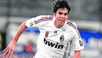 <b>DE BLANCO. </b>Kaká en la final del último Mundial de Clubes en Japón, su último título con el Milán.