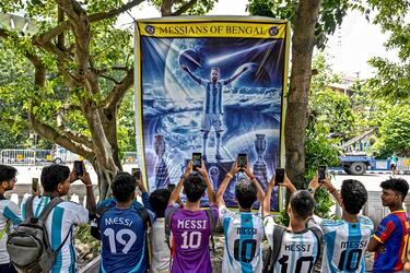 Un grupo de aficionados toma fotografías frente a una imagen gigante de Leo Messi con la selección argentina. Los hinchas, ataviados con distintas camisetas del ‘10’, homenajean al crack de Rosario para celebrar su cumpleaños en Calcuta (India). Messi  nació un 24 de junio de 1987 y 38 años después sigue levantando pasiones en todo el mundo.