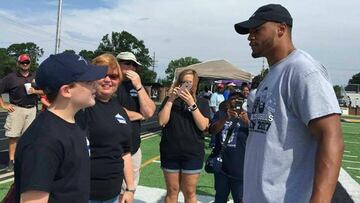 Dak Prescott da una alegría al hijo de un policía asesinado