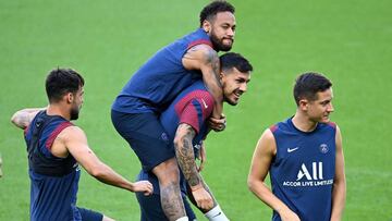 Paris Saint-Germain&#039;s Brazilian forward Neymar (C-L) jokes with Paris Saint-Germain&#039;s Argentinian forward Leandro Paredes during a training session at the Stade de France stadium in Saint-Denis, north of Paris, on July 30, 2020, on the eve of th