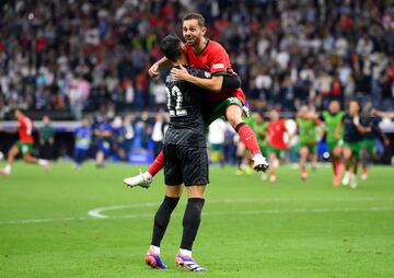 Diogo Costa y Bernardo Silva celebran la calsificación de Portugal ante Eslovenia.