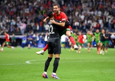 Diogo Costa y Bernardo Silva celebran la calsificación de Portugal ante Eslovenia.