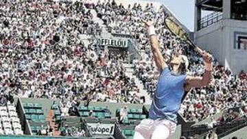 <b>OBÚS. </b>La pista Suzanne Lenglen asistió a la exhibición de Rafa Nadal ante un rival que no pudo inquietarle en ningún momento.