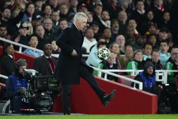 El entrenador del Real Madrid, Carlo Ancelotti, controla el bal¨®n durante el encuentro de Champions League ante el Arsenal.