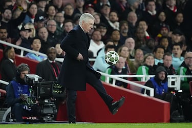 El entrenador del Real Madrid, Carlo Ancelotti, controla el balón durante el encuentro de Champions League ante el Arsenal.