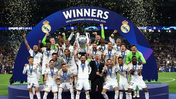 Los jugadores del Madrid levantan su Decimoquinta Copa de Europa.