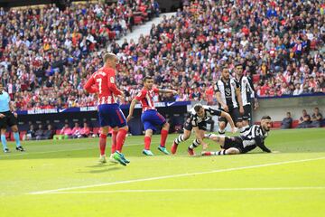 ¡Medio gol es de Vitolo! El jugador se ha llevado hasta cinco defensores en su andadura por el área, ve a su compañero solo y le da el balón para que finalice con un recorte hacía dentro acompañado de un fuerte disparo al palo derecho.