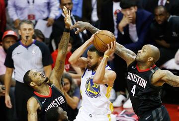 De los 27 puntos que convirtió Stephen Curry, seis fueron en la pintura con incursiones como ésta.