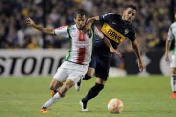 Gonzalo Castellani(d) de Boca Juniors disputa la pelota con Agustin Farias(i) de Palestino.