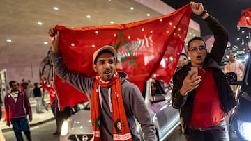 Doha (Qatar), 10/12/2022.- Fans of Morocco celebrate after the team won the FIFA World Cup 2022 quarter final soccer match between Morocco and Portugal, in Doha, Qatar, 10 December 2022. (Mundial de Fútbol, Marruecos, Catar) EFE/EPA/MARTIN DIVISEK
