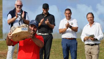 El jugador de golf Asier Aguirre, (i) con el trofeo como ganador del primer Bizkaia PGAe Open, en presencia del federativo Edorta Rahm, el segundo clasificado, Toño Hortal, el presidente de PGA , España Ander Martínez, y el director del campo de Meaztegi Carlos Roca, (i a d) torneo con motivo del 50 aniversario de la asociación PGA las más antigua de España, con presencia de jugadores nacionales e internacionales. EFE/Luis Tejido