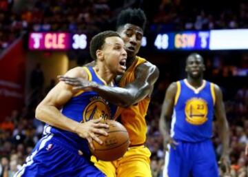 Iman Shumpert  de los Cleveland Cavaliers y Stephen Curry de los Golden State Warriors
