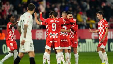 GIRONA, 20/12/2024.- Los jugadores del Girona celebran el gol de David López, primero del equipo catalán, durante el partido de la jornada 18 de LaLiga entre el Girona FC y el Real Valladolid CF este viernes en el estadio Montilivi, en Girona. EFE/Siu Wu