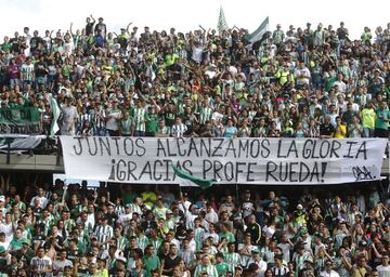 El vallecaucano recibió un homenaje de la afición que llenó la tribuna sur del estadio de Medellín.