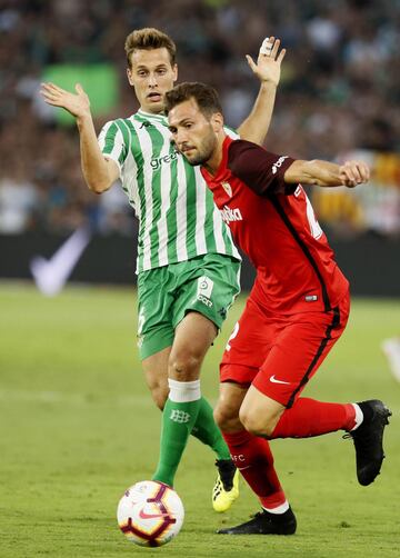 El centrocampista del Real Betis, Sergio Canales, lucha por el balón ante el centrocampista argentino del Sevilla FC, Franco Vázquez