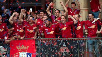 GRAF5792. PAMPLONA, 21/05/2019.- Los jugadores de Osasuna saludan a la afición desde el balcón durante la recepción en el Ayuntamiento de Pamplona tras su ascenso a la Primera División del fútbol español. EFE/I&nt