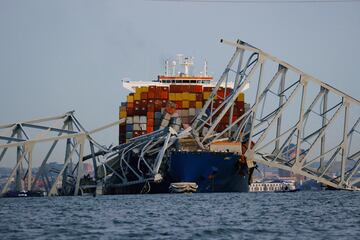 Así ha quedado el barco Dali tras el derrumbe del puente Francis Scott Key de Baltimore.