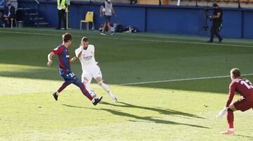 Benzema marca el definitivo 0-2 al Levante. 