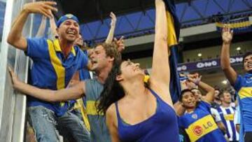 <b>HINCHADA AZUL. </b>Los aficionados de Boca celebran un triunfo.