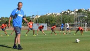 Joaquín Caparrós, técnico del Granada en la pretemporada del equipo en La Manga.