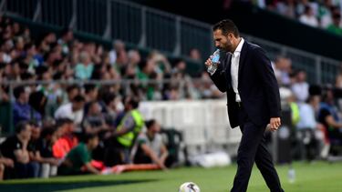 Valencia's Spanish coach Ruben Baraja drinks during the Spanish league football match between Real Betis and Valencia CF at the Benito Villamarin stadium in Seville on June 4, 2023. (Photo by CRISTINA QUICLER / AFP)