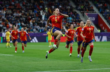 Le ha durado poco la alegría a Bélgica. Aitana recibe, se da la vuelta y filtra para Alexia. La jugadora del Barça conduce hasta filtrar en el momento justo para Esther, que dentro del área cruza el balón para poner el tercero.