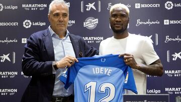 GRAF1657. M&Aacute;LAGA, 31/01/2018.- El director deportivo del M&aacute;laga FC, Mario Husillos (i), sujeta la camiseta junto al delantero nigeriano Brown Ideye durante su presentaci&oacute;n hoy en el estadio malague&ntilde;o de La Rosaleda como nuevo j