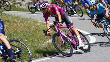 El ciclista neerland&eacute;s Mathieu Van der Poel rueda durante la quinta etapa del Giro de Italia entre Catania y Messina.