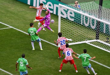 0-2. Crner atltico que juega en corto. Rodrigo de Paul se la da a Marcos Llorente que lanza un misil con la derecha desde el balcn del rea. El baln se estrella en el larguero tras tocar Stefan Frei, bota sobre la lnea y en el rechace, Robin Le Normand devuelve el esfrico a la lnea de gol para que remate a placer Axel Witsel y anotar el segundo.