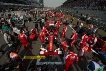 El Ferrari de Fernando Alonso en la parrilla de salida antes del comienzo de la carrera.