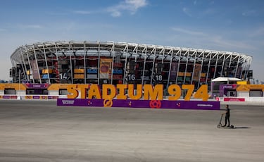 As¨ª es el curioso Estadio 974: hecho con contenedores y desmontable