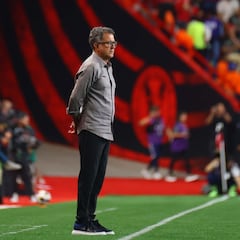Juan Carlos Osorio sale expulsado durante el partido Pumas vs Xolos