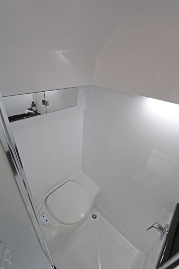A pesar del aparentemente limitado espacio del invento, a este remolque no le falta de nada. Ducha y lavabos incluidos en un mismo lugar para ahorrar espacio y ganar terreno en la sala de estar.